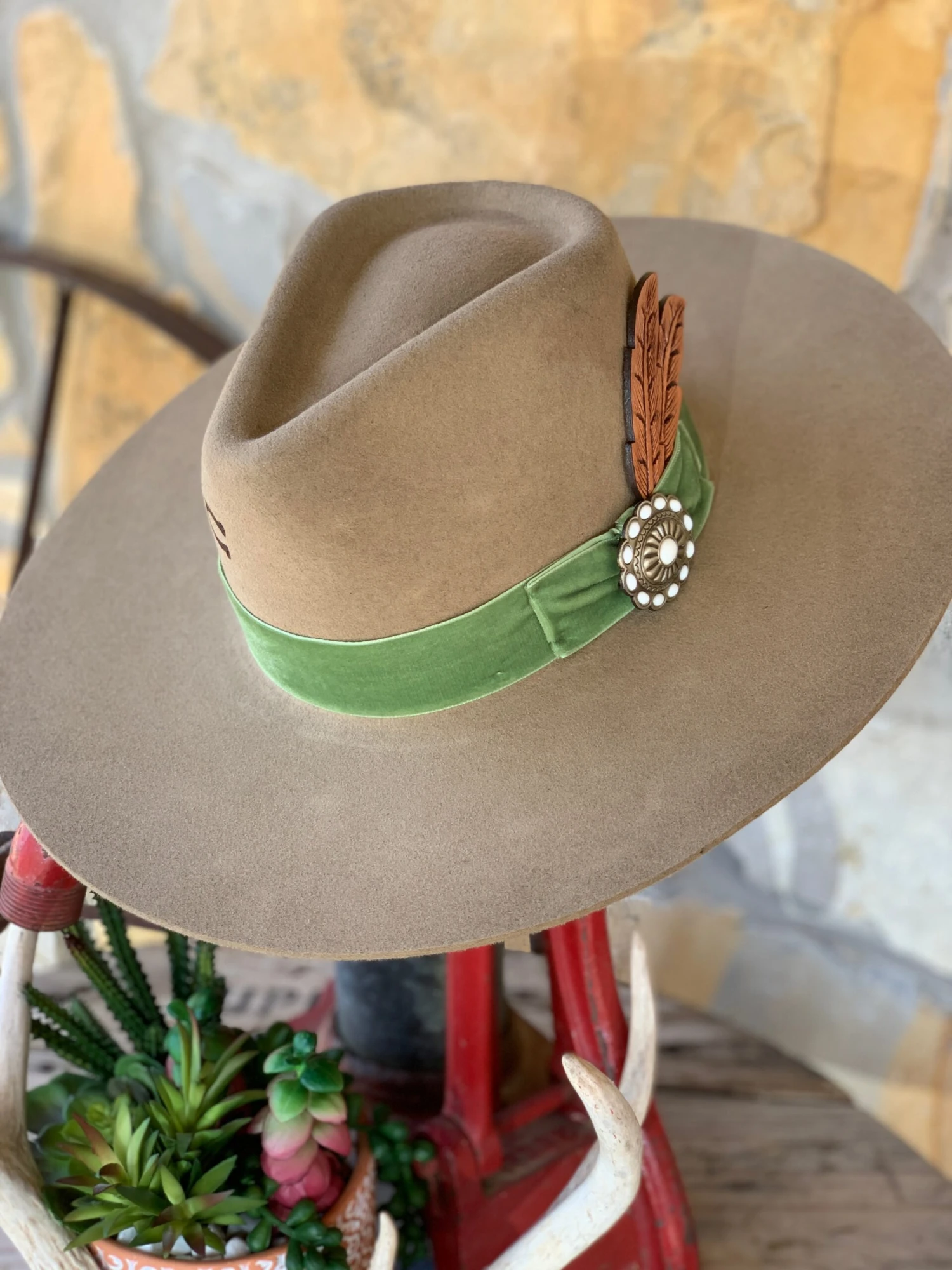 Charlie 1 Horse - Hippie 1 Charlie 1 Horse - Hippie